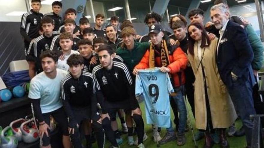 Nico, con sus compañeros 
del Celta juvenil y el 
presidente Mouriño.   | // RCCV