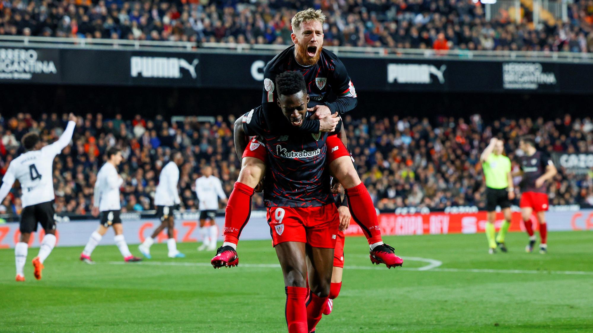 Muniaín celebra el 0-1 que marcó al Valencia en Mestalla tras recibir una asistencia de Iñaki Williams.