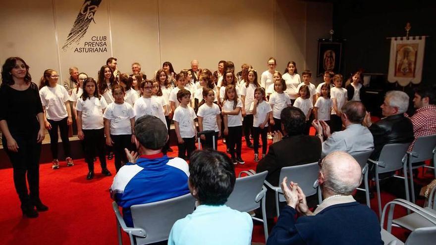 voces infantiles para despedir el acto.