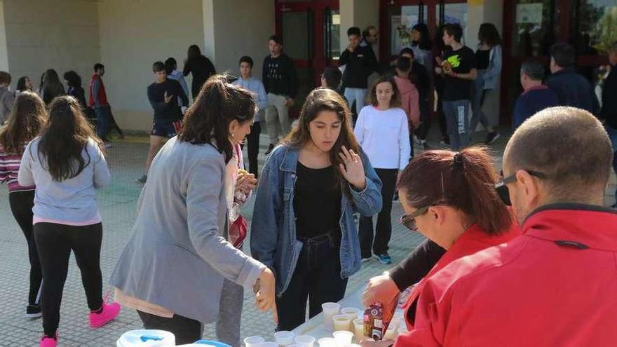 Alumnos del IES Alfonso IX participan en el &quot;coffee talk&quot; durante en el recreo.