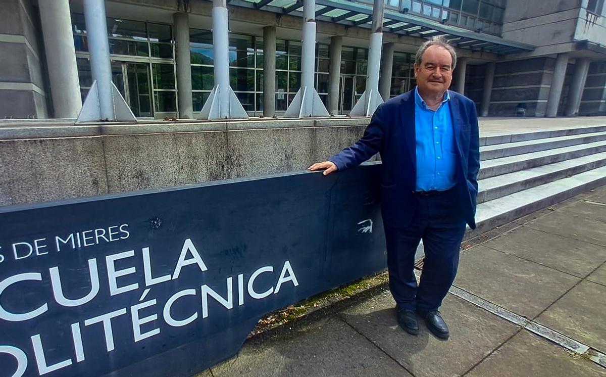 Rubén C. Lois, en los accesos al campus de Mieres.