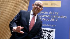 Cristóbal Montoro presenta los presupuestos en el Congreso.