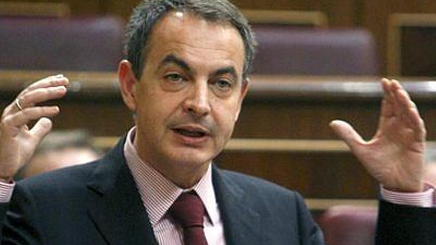 El presidente del Gobierno, José Luis Rodríguez Zapatero, durante una de sus intervenciones en la sesión de control al ejecutivo celebrada hoy en el Congreso de los Diputados.