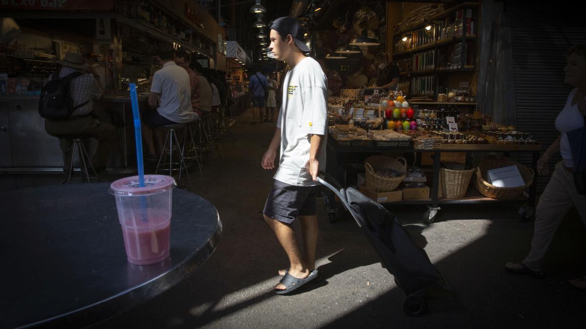 La gente del barrio convive con los turistas recién llegados a la ciudad