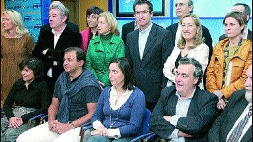 Foto de familia de Alberto Núñez Feijóo con los diputados y senadores del PPdeG en Madrid. / xoán álvarez