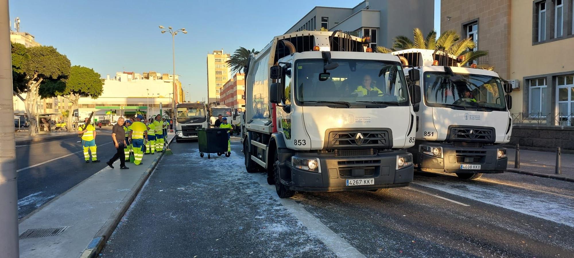 Limpieza en las calles de Las Palmas de Gran Canaria tras la Cabalgata y la Noche de Reyes