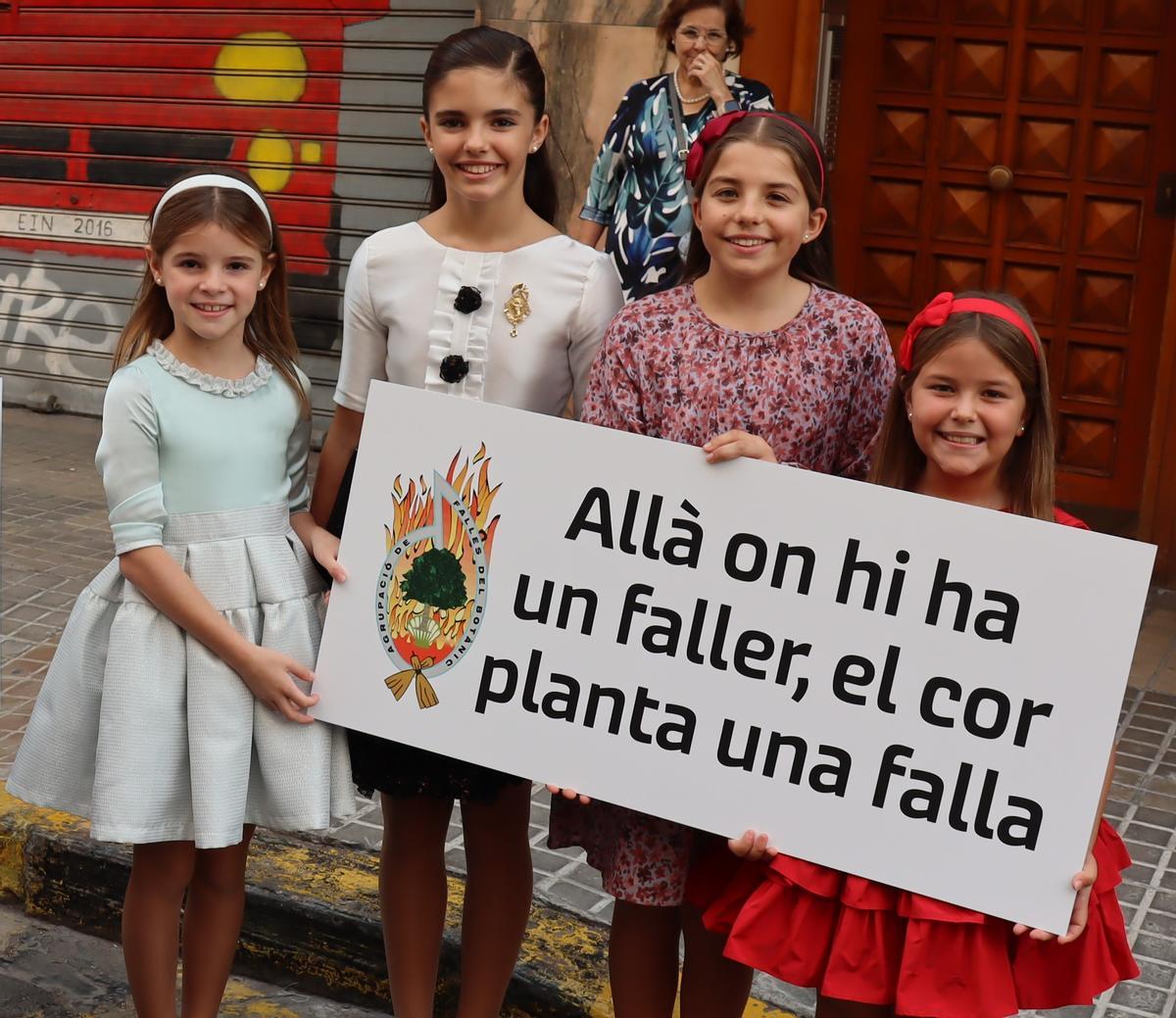 Gabriella y Valeria flanquean, junto con una fallera de San Ignacio de Loyola, a Paula Nieto