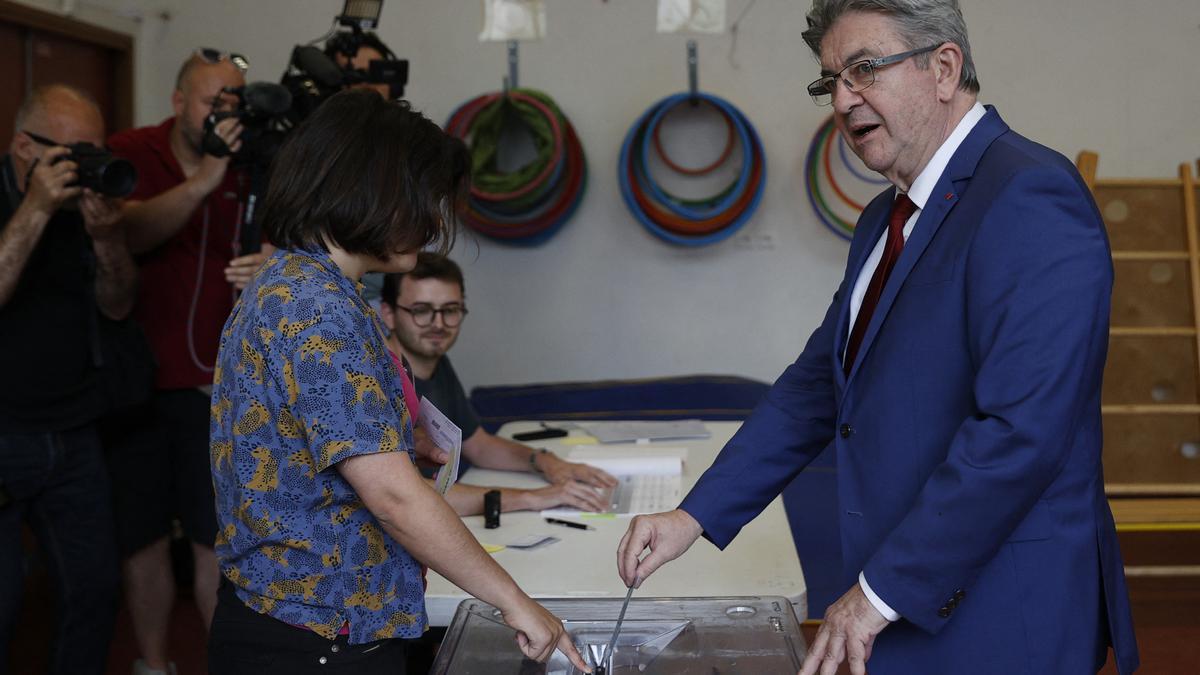 Jean-Luc Melenchon, líder de la Francia Insumisa, vota en un colegio electoral de París.