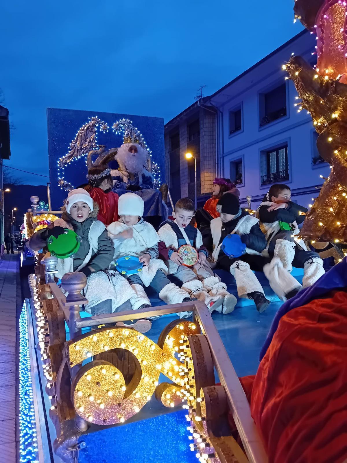 Así fue la Cabalgata de los Reyes Magos en Laviana