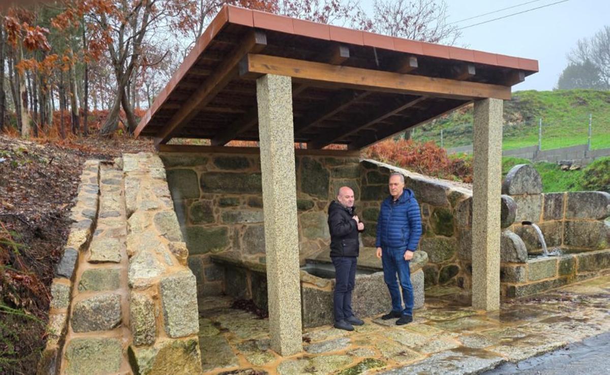 Reguera y Castillo visitaron ayer el lavadero rehabilitado. | D.P.