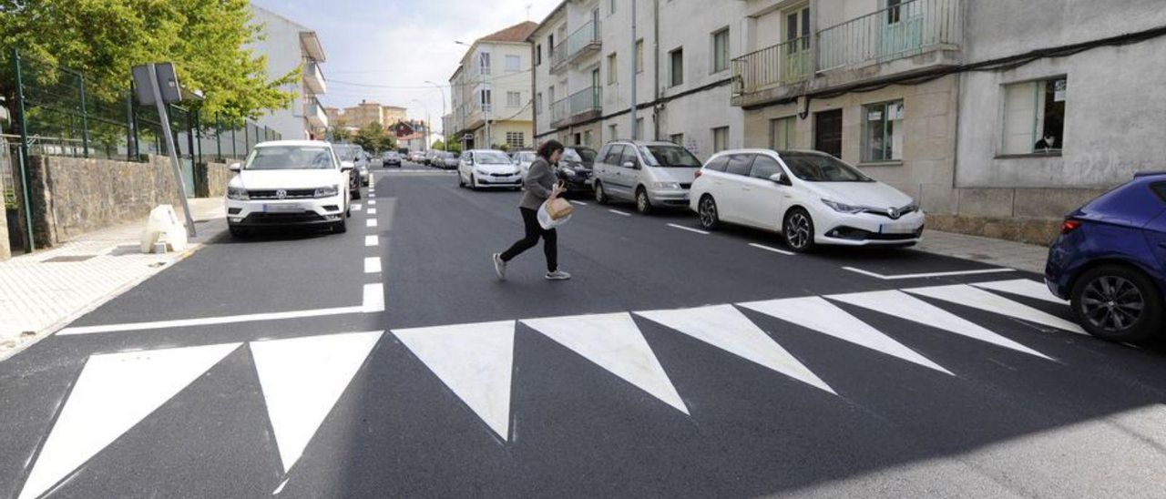 Calle a medio pintar en una zona escolar de Lalín.