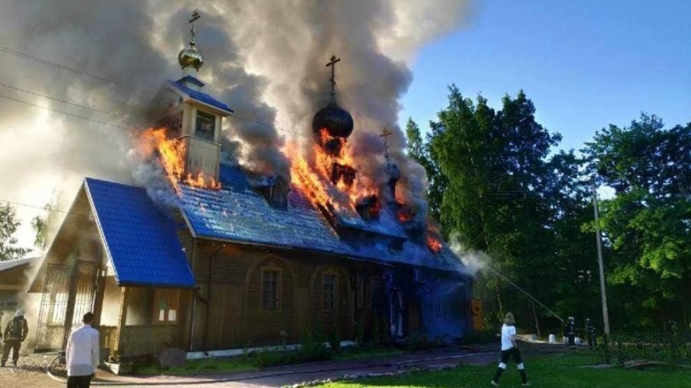 La iglesia incendiada.