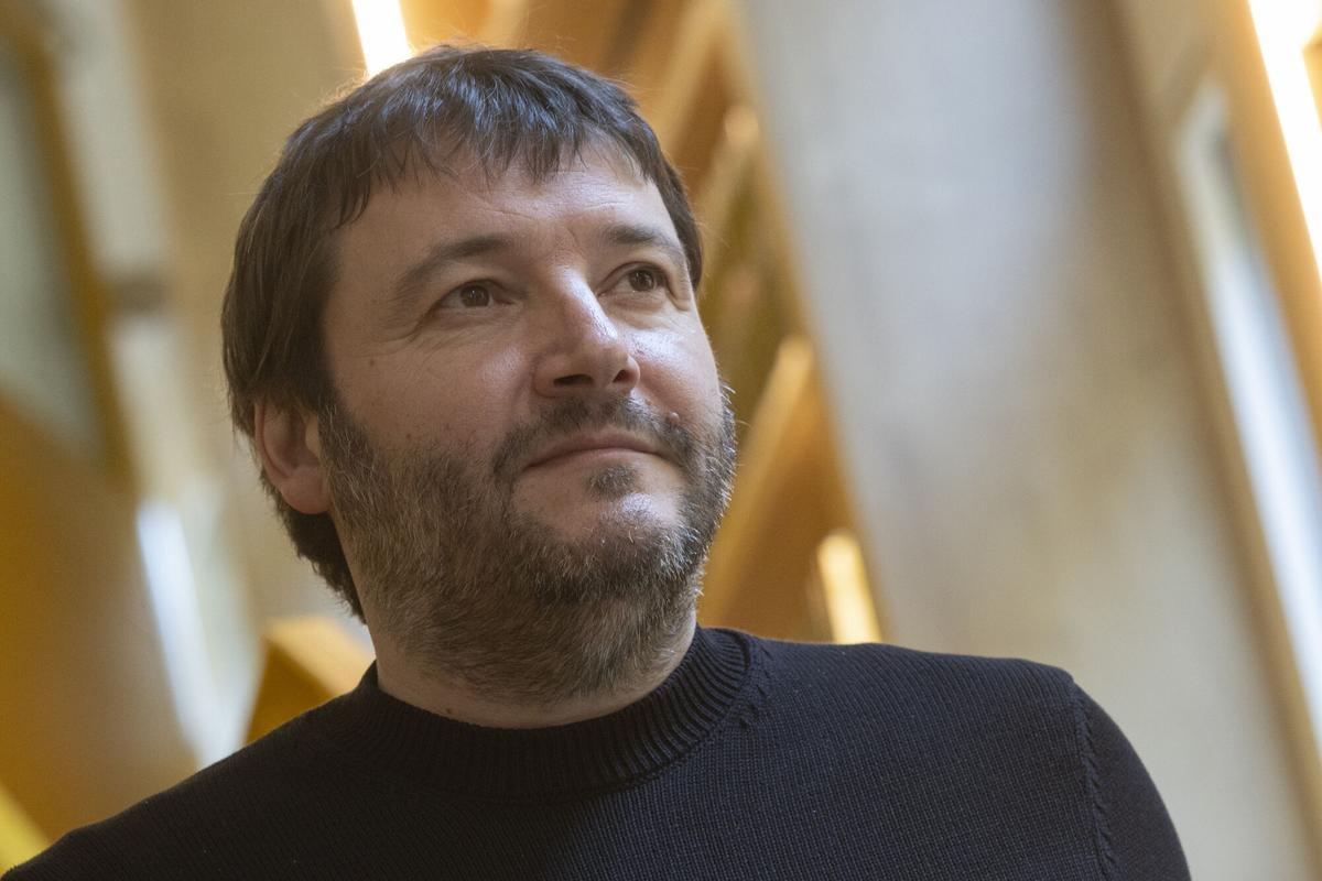 Carles Rebassa, flamante ganador del Premi Sant Jordi, retratado en la Casa Abacus, en el Raval.