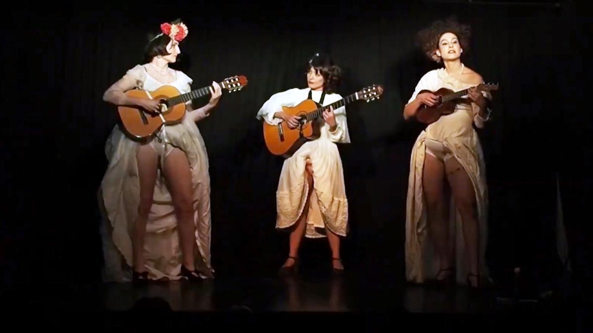 Las artistas utilizan instrumentos como las guitarras y el ukelele.