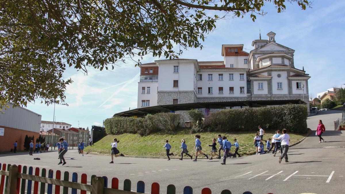 Alumnos corriendo por las instalaciones del centro.