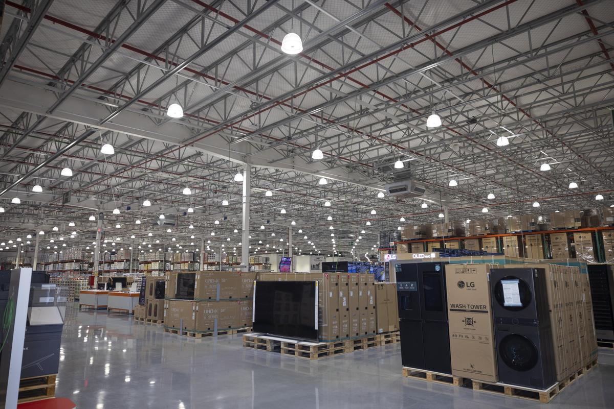 En imágenes | Los secretos del híper de Costco en Zaragoza: formatos XXL, precios bajos y hasta lingotes de oro