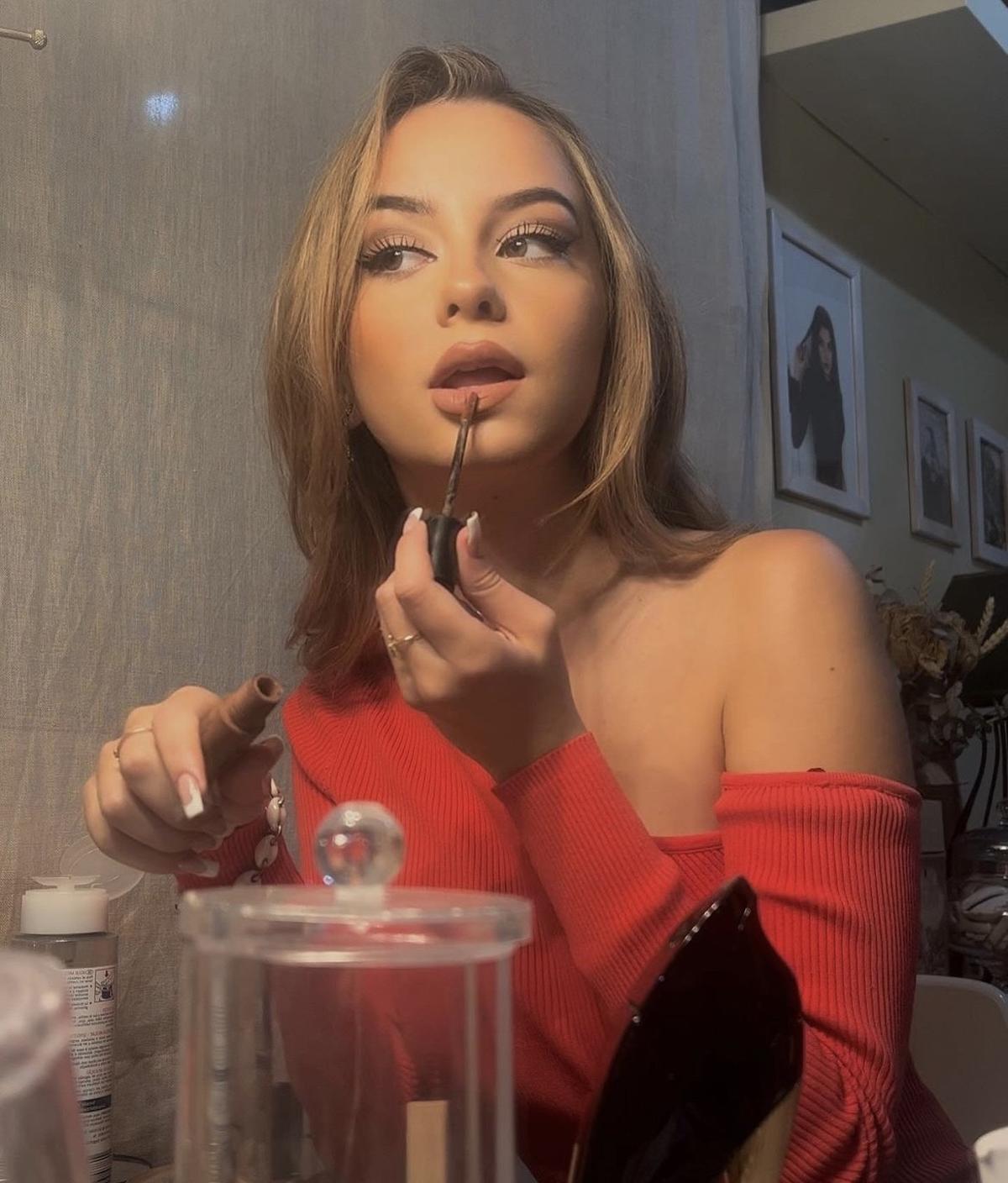 La influencer Lucía Balaguer comparte tructos de maquillaje