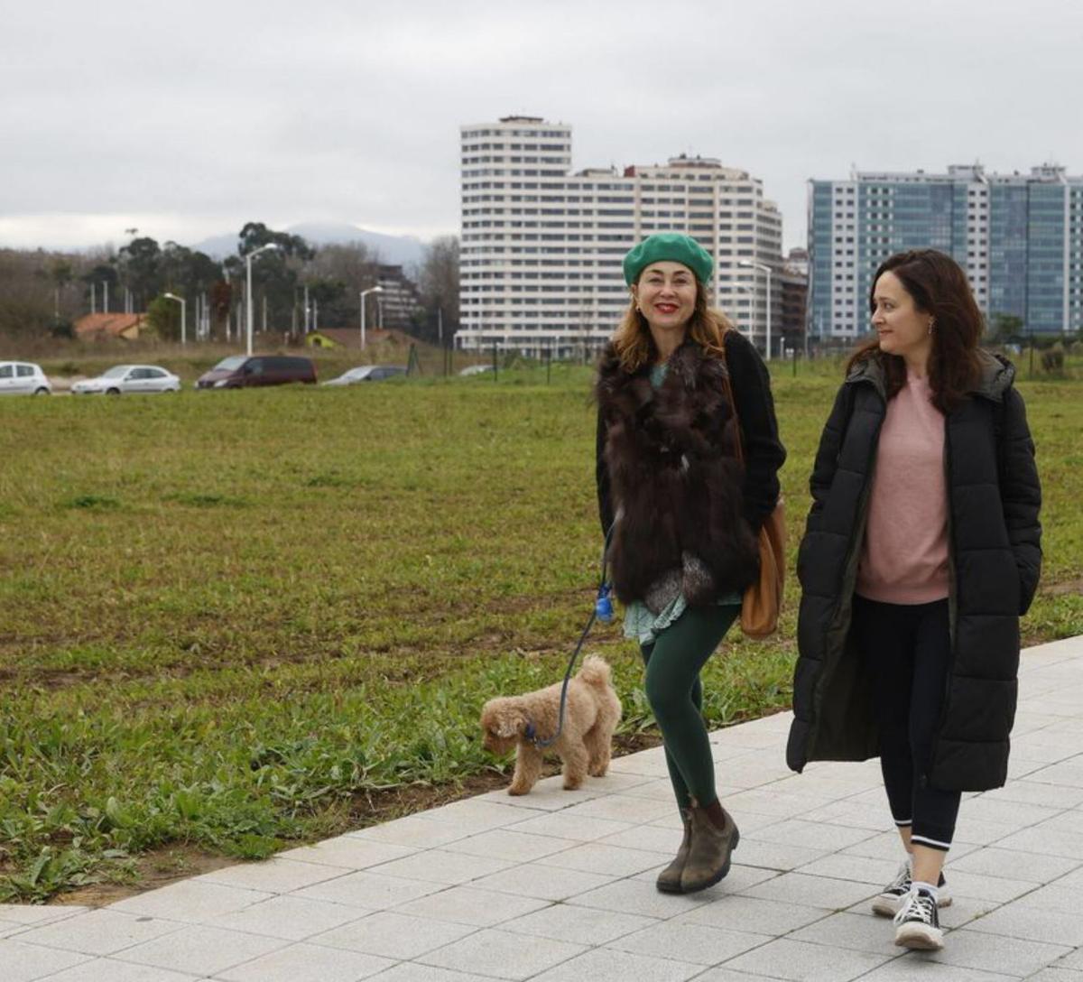 Paseantes por el recién inagurado paseo de Naval Azul, en El Natahoyo.  | MARCOS LEÓN