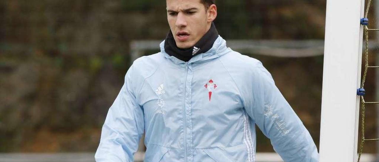 Santi Mina se ejercita en solitario durante el entrenamiento celebrado el pasado lunes en las instalaciones deportivas de A Madroa. // Alba Villar