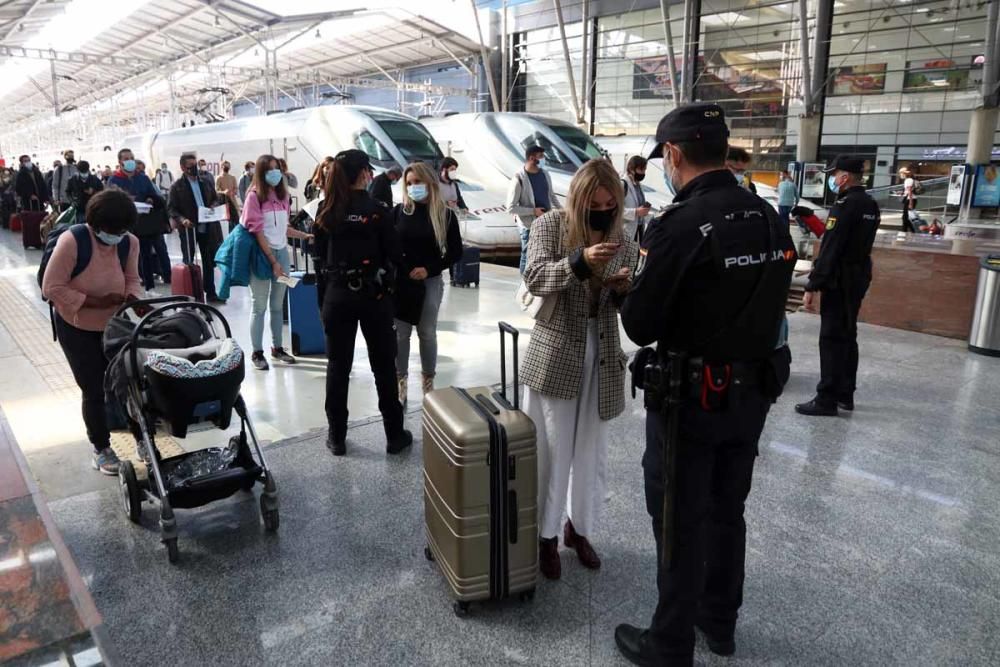 Controles policiales en la estación María Zambrano