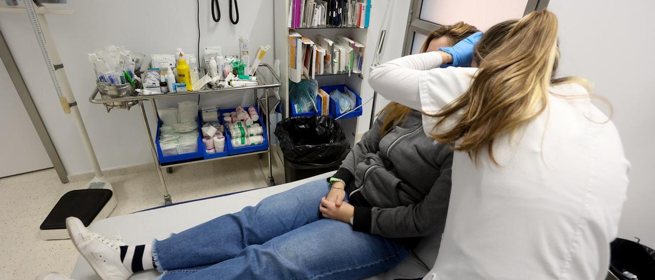 Una paciente es atendida en una consulta de un centro de salud de la provincia