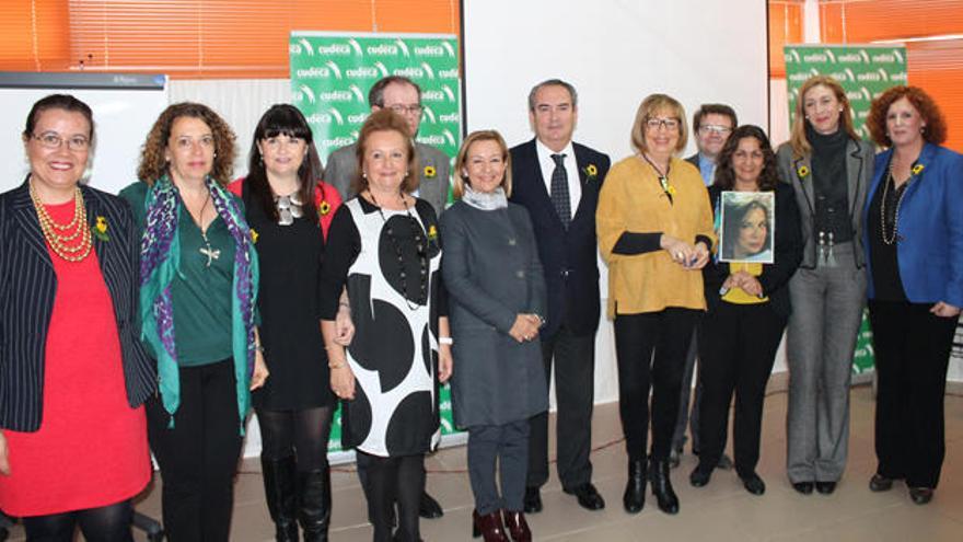 El presidente de Cudeca, Ricardo Urdiales, y la rectora, Adelaida de la Calle, con miembros de Cudeca.