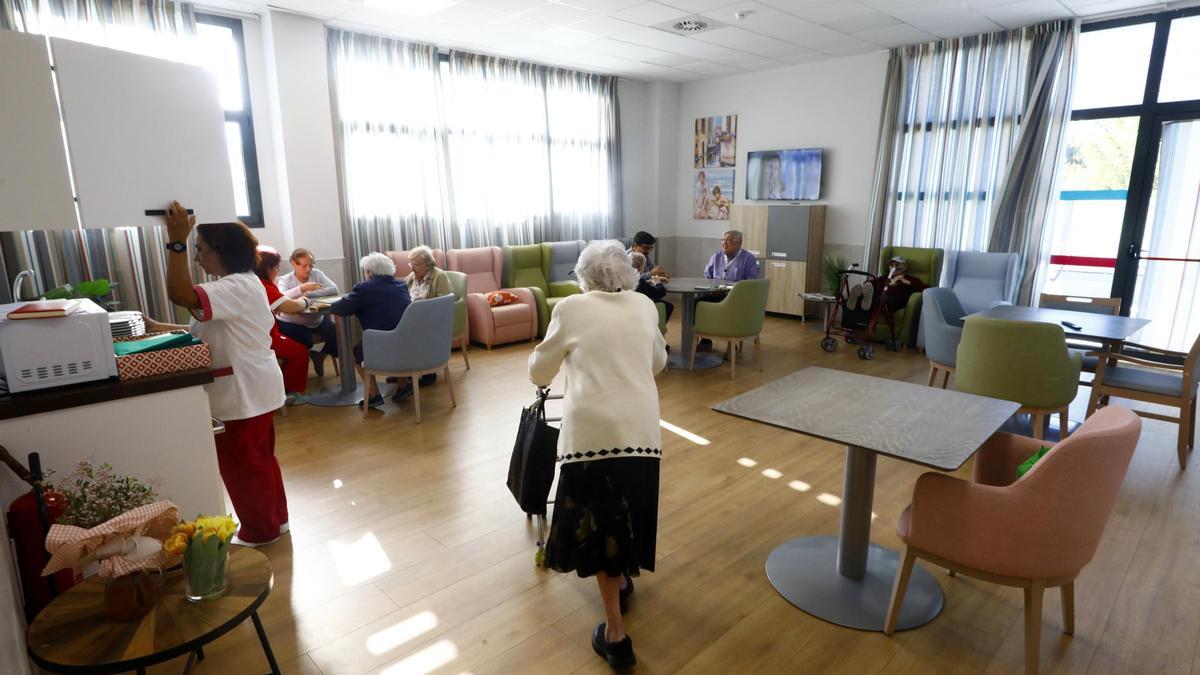 Sala de actividades en una residencia de ancianos en Zaragoza.