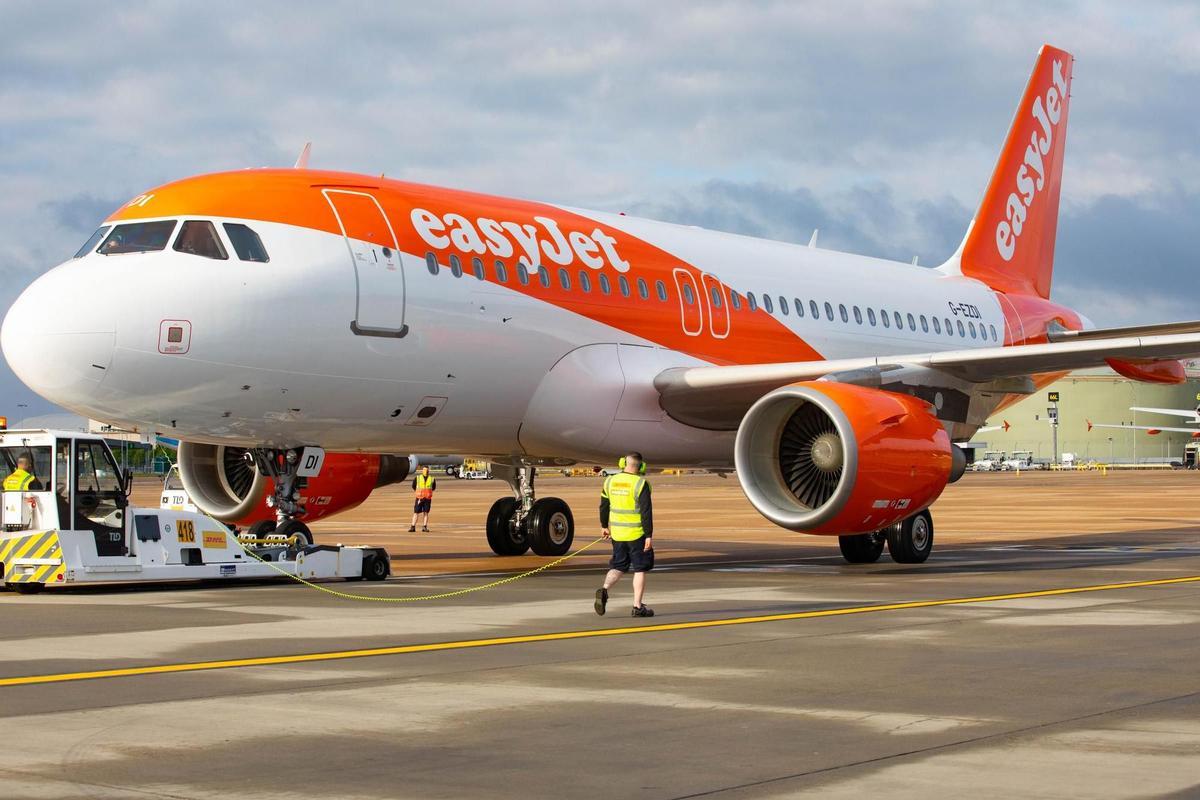 Archivo - 17 May 2021, United Kingdom, London: Passengers check in for the first holiday and leisure flight to take-off at Gatwick Airport, as easyJet relaunch flights from the UK to green-lit destinations for the first time this year. Photo: David Parry/