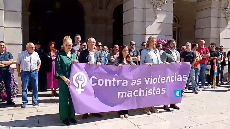 Minuto de silencio en María Pita por en crimen machista de una mujer en Cáceres