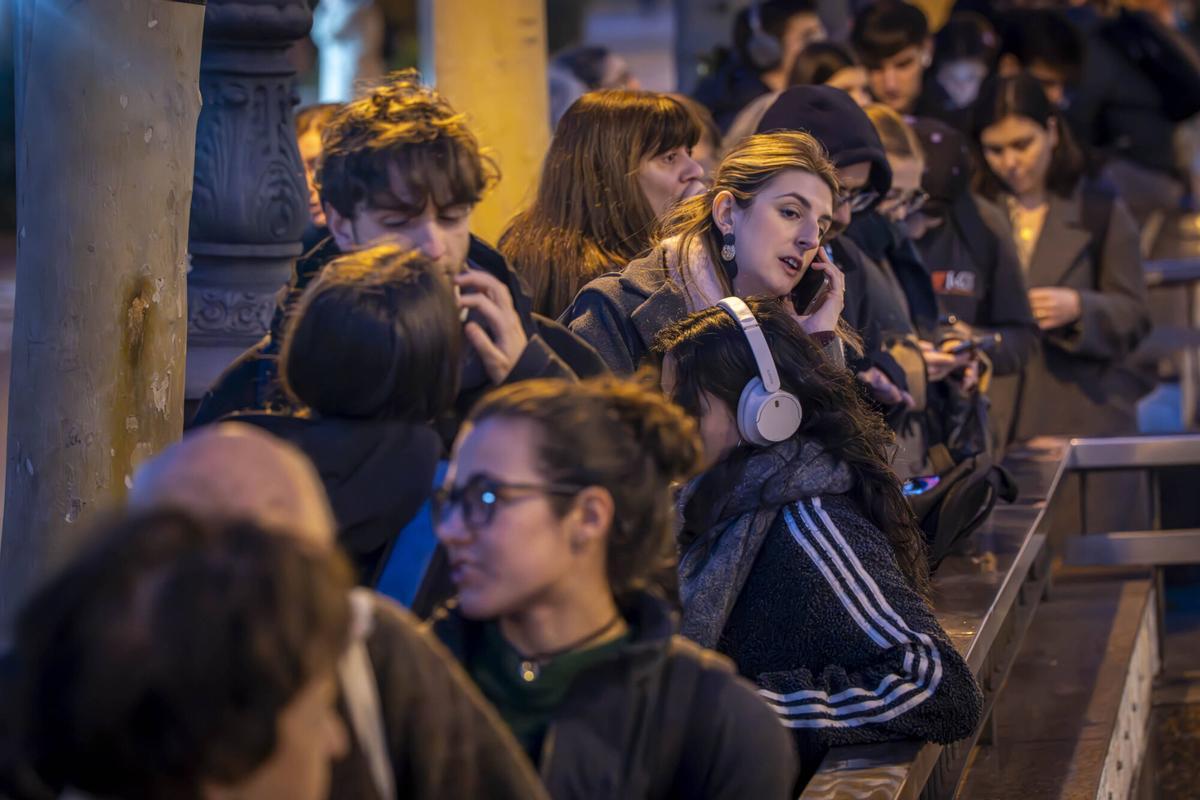 Barcelona, 15/01/2026 Barcelona. Colas de usuarios de los autobuses interurbanos en Maria Cristina, que después del trabajo se dirigen a casa (malestar por colas y falta de expediciones). Autobuses en las paradas. Hora punta 18 h. AUTOR: MANU MITRU