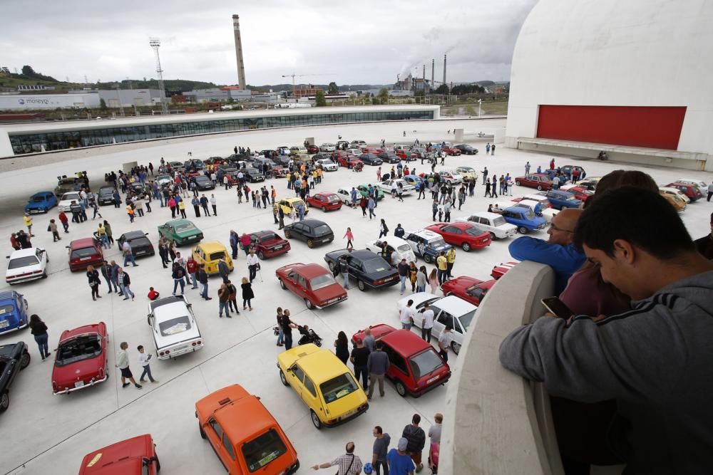 Concentración de coches clásicos en el Niemeyer