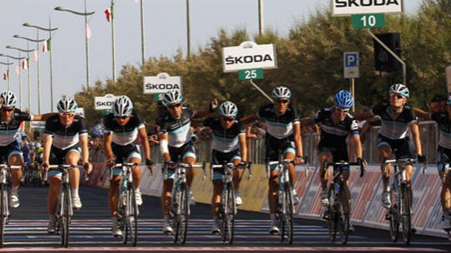 Los compañeros de equipo de Wouter Weylandt cruzan la línea de meta en homenaje a su compañero fallecido.