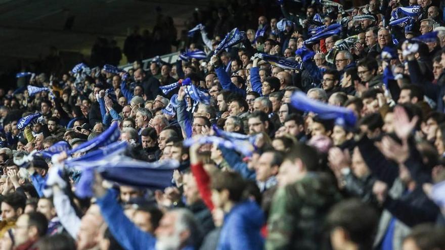 Los seguidores azules celebran la victoria del equipo ante el Cádiz.
