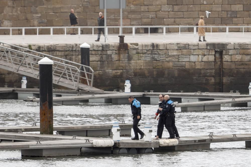 Rescatan a un regatista en aguas del puerto deportivo de Gijón