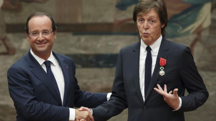 Hollande estrecha la mano de McCartney.