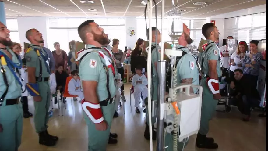 La Legió canta 'El novio de la muerte' a l'hospital infantil de Màlaga