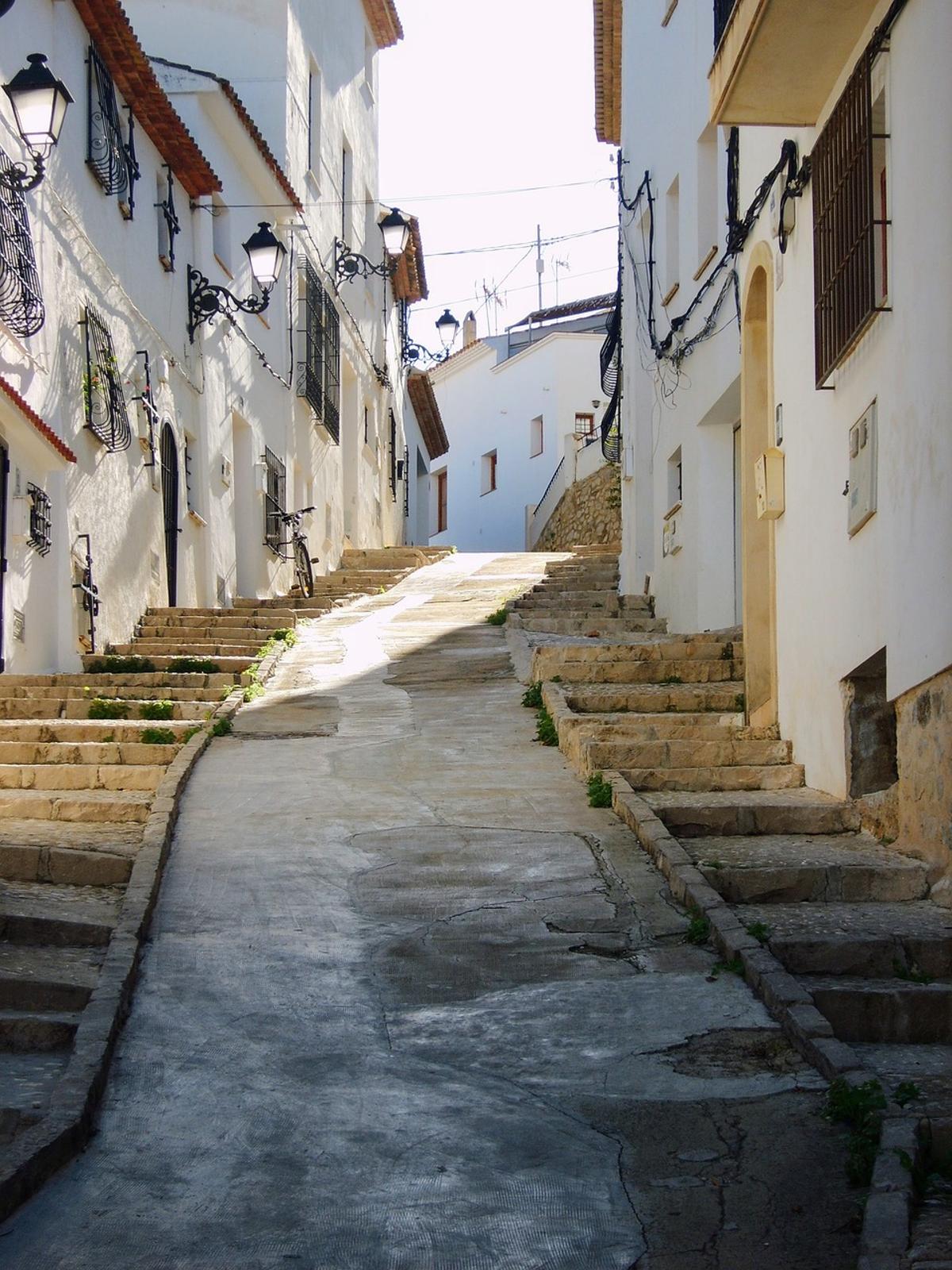 Este camino se puede recorrer en un pueblo de la costa alicantina