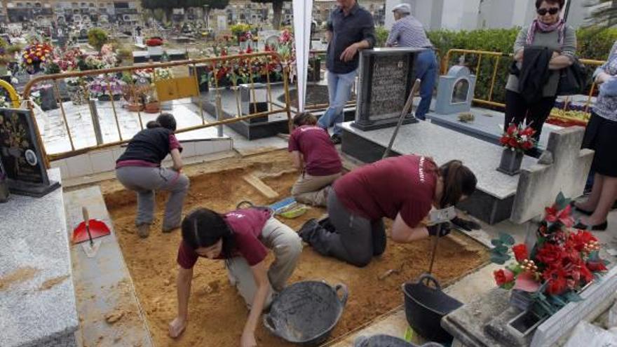 Un momento de los trabajos de exhumación que arrancaron esta misma semana en Paterna.