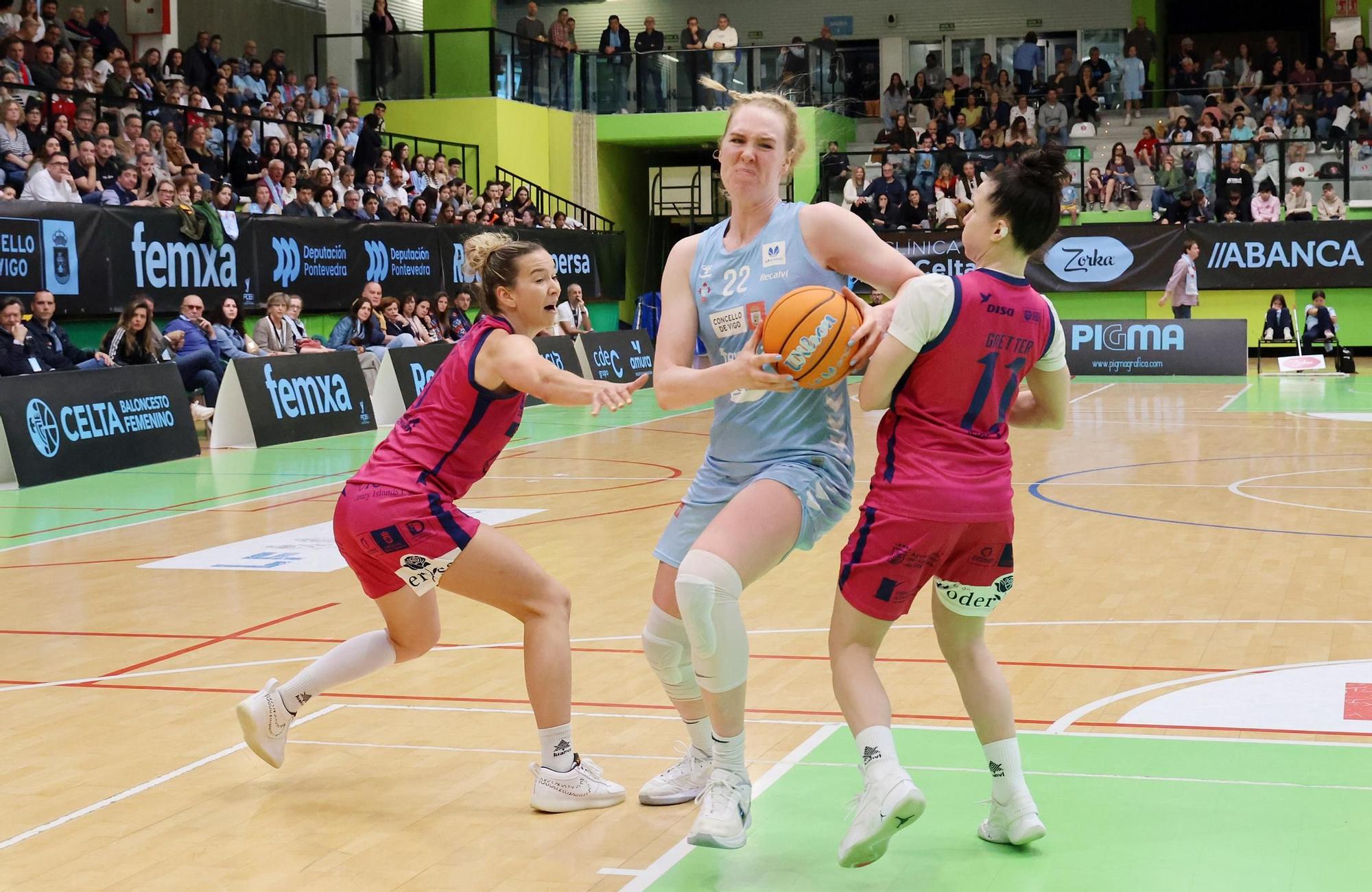 Dornstauder esquiva a jugadoras del Spar Gran Canaria durante el partido de ayer en Navia