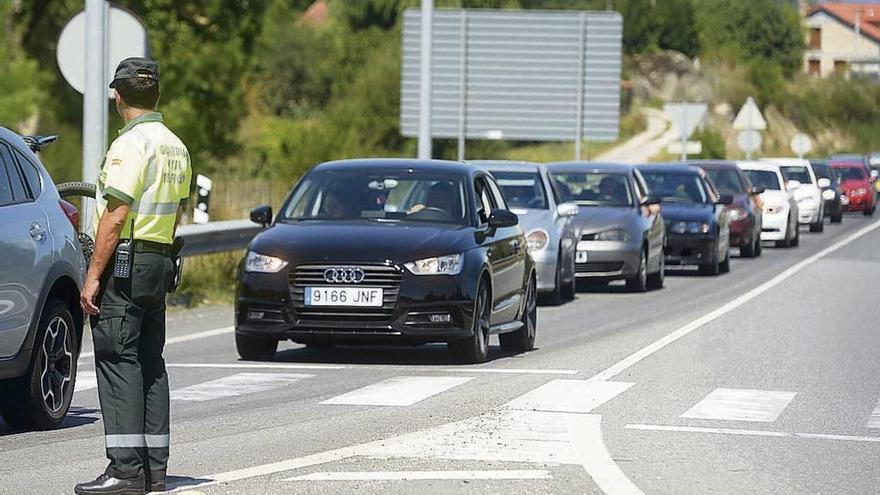 Un agente de Tráfico dirige y controla la circulación en un vial pontevedrés. // Noé Parga