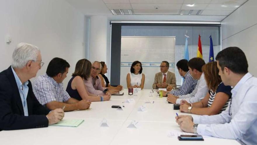 La conselleira firmó el convenio con los alcaldes y concejales de los municipios beneficiados. // Faro