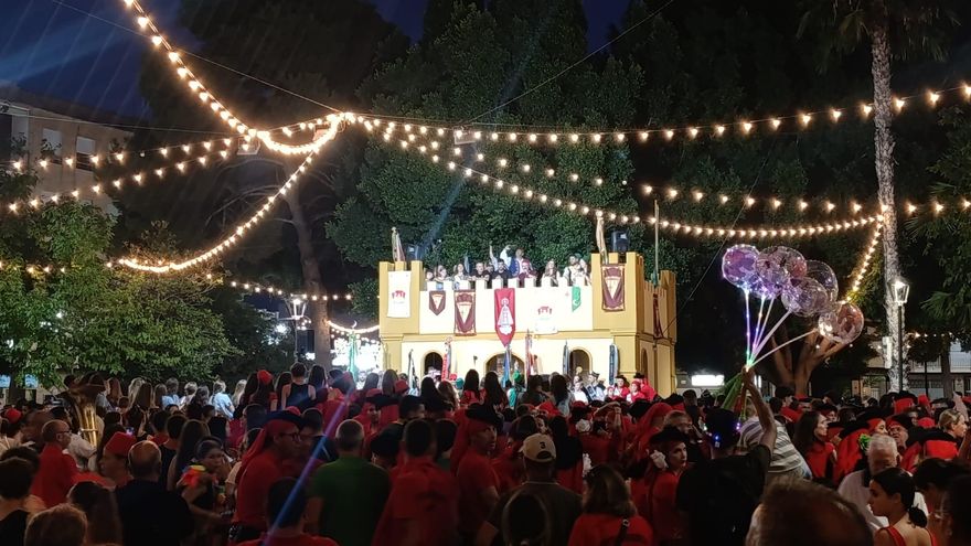 Lío en las fiestas de Aspe: expulsan a un festero por agredir a tres músicos con un instrumento