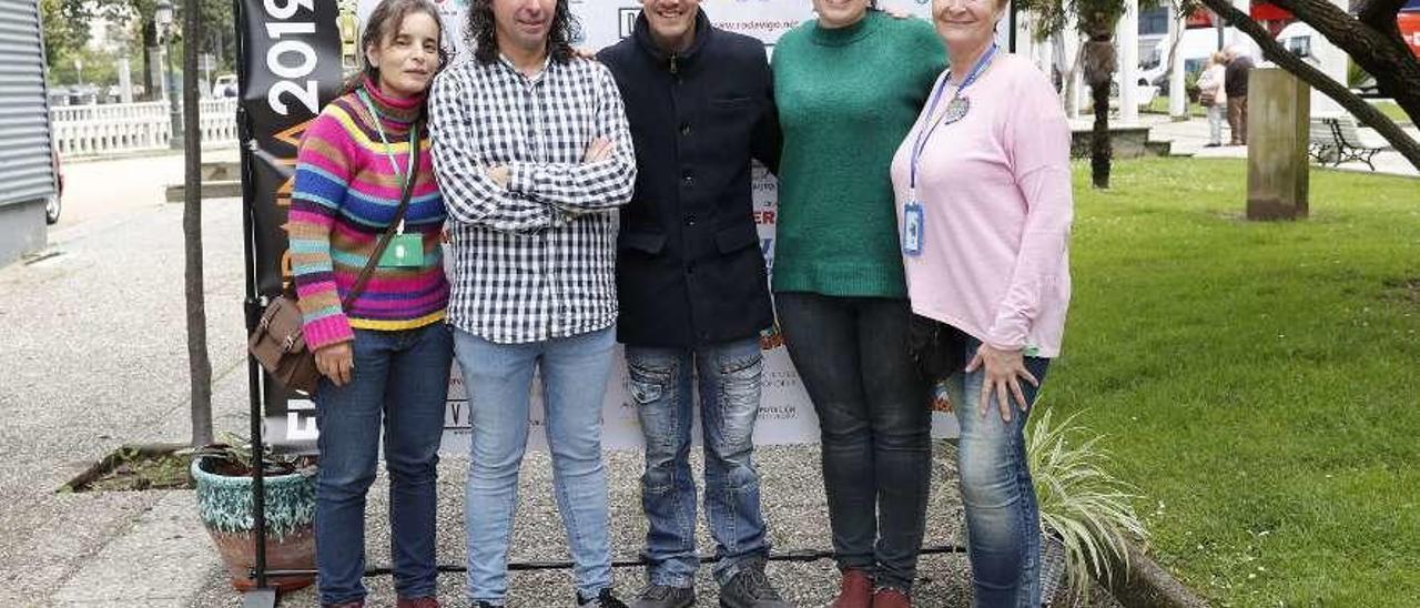 Miembros de la asociación Andaina con el actor de la película &quot;Campeones&quot;, Sergio Olmos, durante el último festival de Cortos de Redondela, donde tenían una sección dedicada a diversidad funcional. // J. Lores