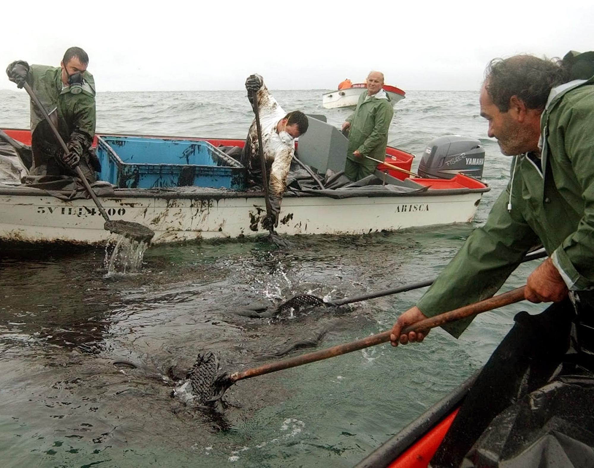 Labores de limpieza del mar en la ría arousana.