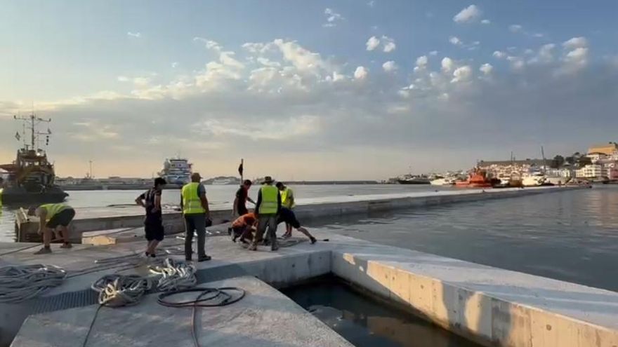Llega al puerto de Ibiza el dique flotante de Port Nàutico Ibiza.