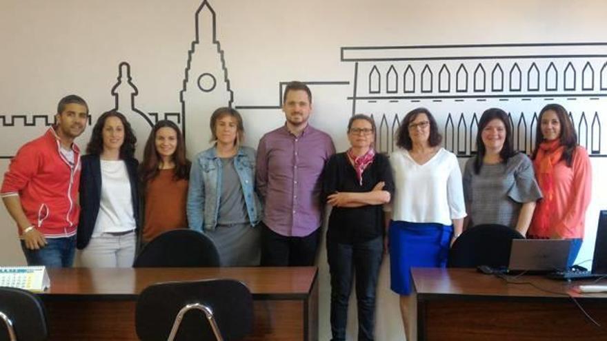 Los técnicos junto a la presidenta de la Mancomunitat, M.ª José Tortosa.