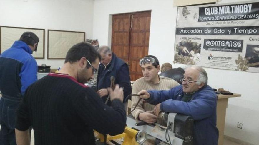 Alumnos aprenden a trabajar con la madera.