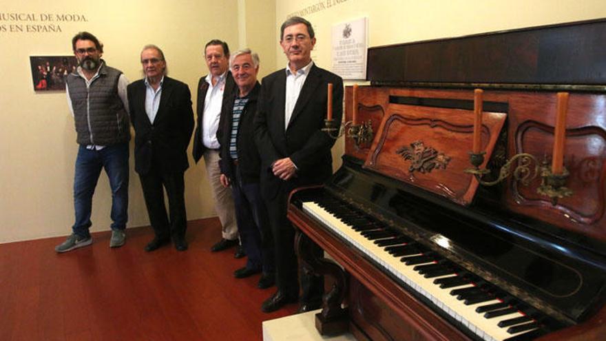 Miguel Ángel Piédrola, hijo y padre, José Javier de las Peñas, Cristóbal García Montero y Elías de Mateo, en la exposición del MUPAM.