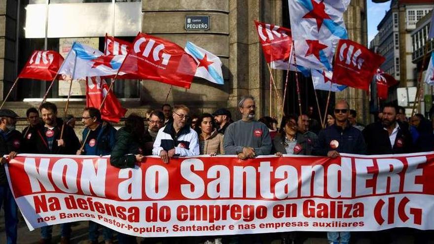 Protesta ayer contra el ajuste del Santander y Popular convocado por la CIG en A Coruña. // Carlos Pardellas