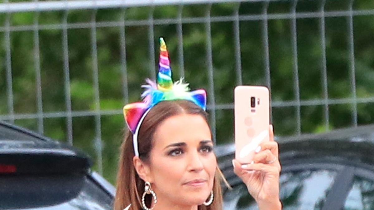 Paula Echevarría, un unicornio pegado al móvil en la fiesta de Daniella